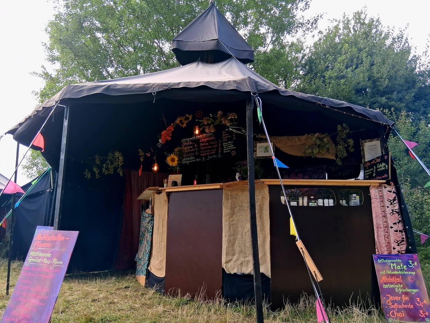 Bar-Jurte mit Theke und Dekoration bei Tageslicht